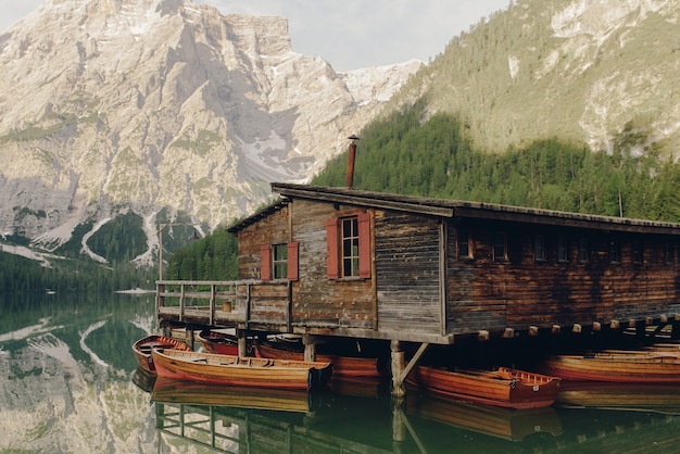 Mooi houten huis aan het meer ergens in de italiaanse dolomieten