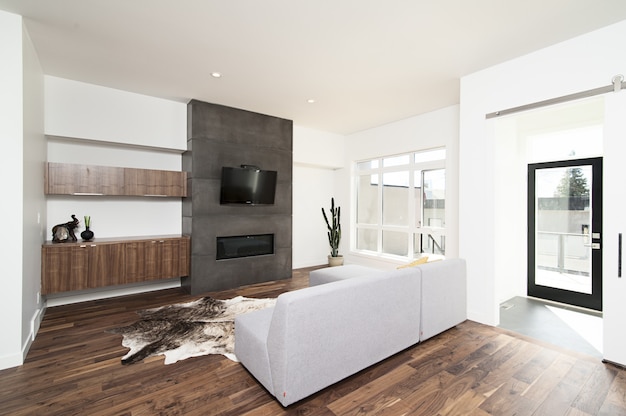 Mooi interieur shot van een modern huis met witte ontspannende muren en meubels en technologie