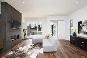 Mooi interieur shot van een modern huis met witte ontspannende muren en meubels en technologie