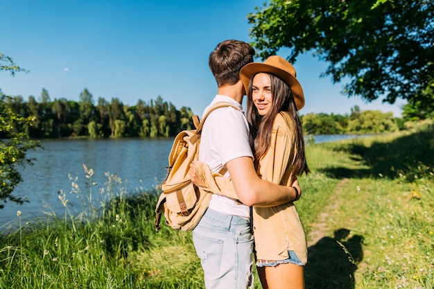 Gratis foto mooi jong paar dat bij in openlucht omhelst