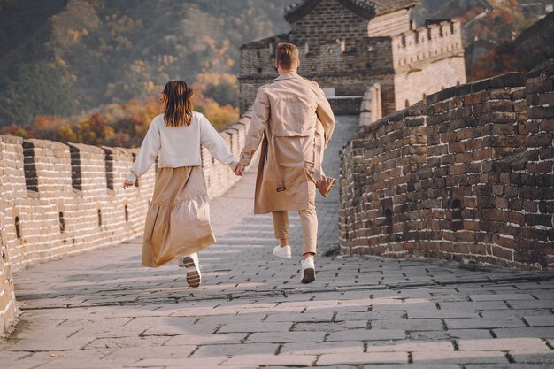 Mooi jong paar dat en bij de Grote Muur van China loopt springt.