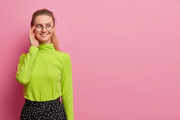 Mooi jong vrouwenportret dat haar haar omhoog geïsoleerd draagt