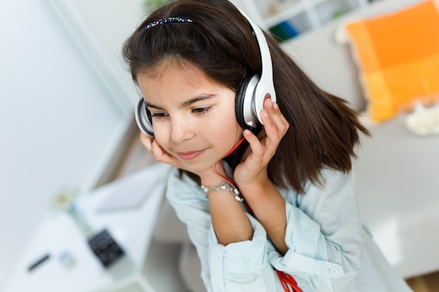 Mooi kind luisteren naar muziek en dansen thuis.
