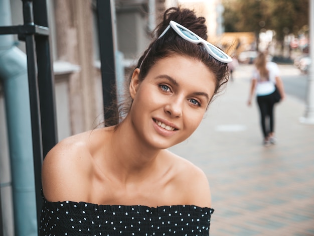 Mooi lachende model in zomer hipster kleding. Sexy zorgeloos meisje poseren in de straat. Trendy grappige en positieve vrouw plezier in zonnebril