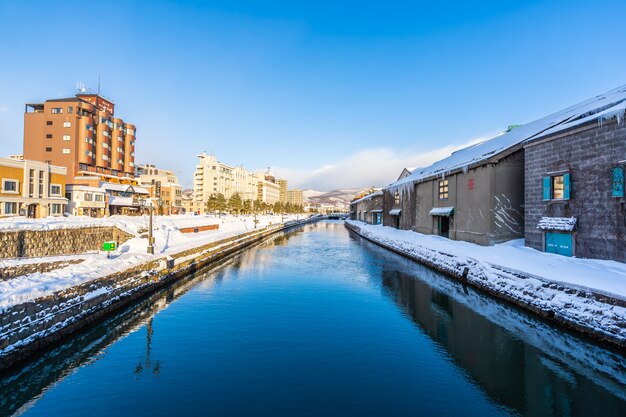 Mooi landschap en cityscape van Otaru-kanaalrivier in de winter en sneeuwseizoen