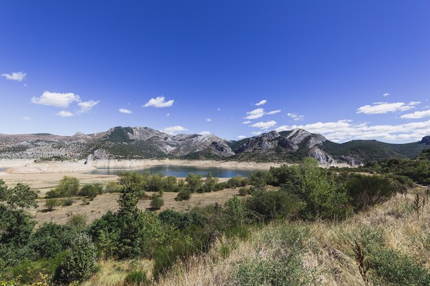 Mooi landschap met bergen overdag