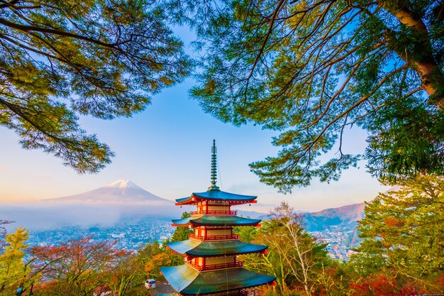 Mooi landschap van berg Fuji met chureito pagode rond de boom van het esdoornblad in de herfst