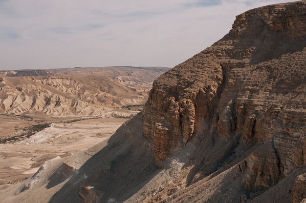 Mooi landschap van bruine badlands onder een bewolkte hemel overdag