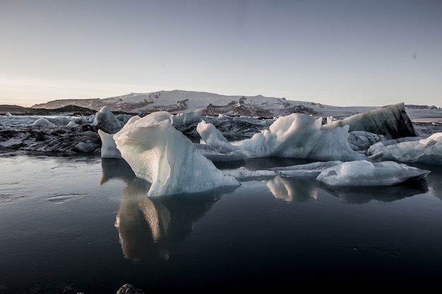 Gratis foto mooi landschap van de jokulsarlon-gletsjerlagune weerspiegeld in de zee in ijsland