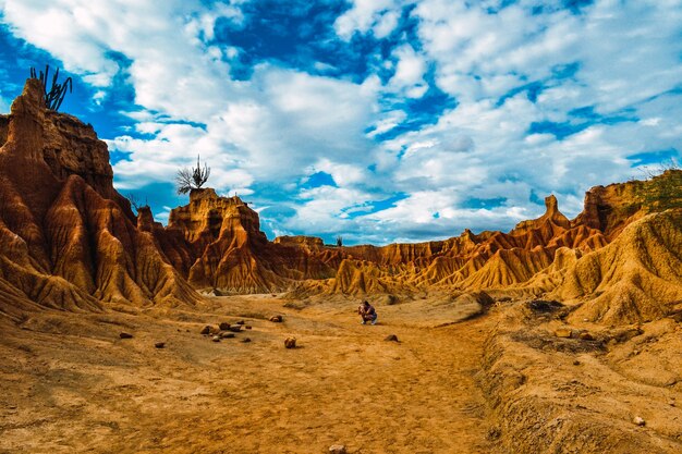 Mooi landschap van de rode rotsen in de Tatacoa-woestijn in Colombia onder de bewolkte hemel