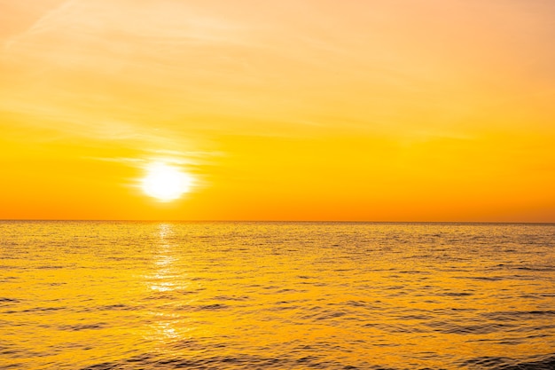 Gratis foto mooi landschap van de zee bij zonsondergang of zonsopgang