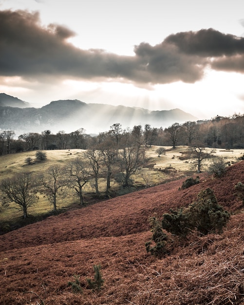 Mooi landschap van de zonsopgang in het merengebied over Derwent-water