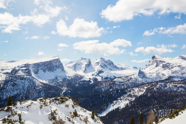 Gratis foto mooi landschap van een winterlandschap in de alpen