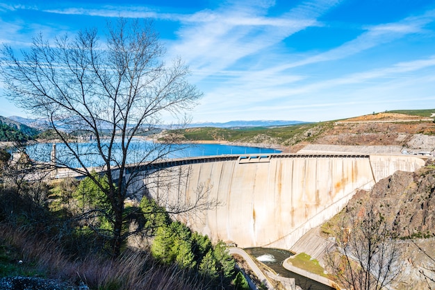 Mooi landschap van het stuwmeer van El Atazar in Madrid, Spanje onder een blauwe hemel