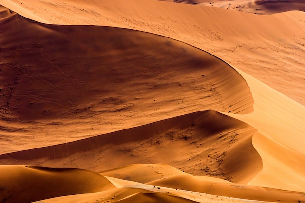 Mooi landschap van oranje zandduin oranje zand bij Namib woestijn in Namib-Naukluft nationaal park Sossusvlei in Namibië.