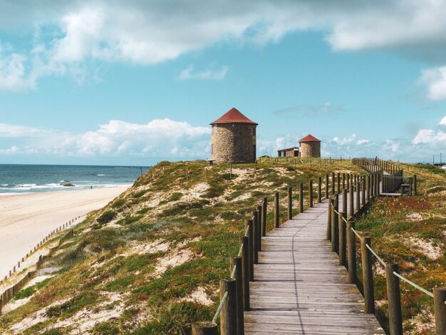 Mooi landschap van oude traditionele windmolens in sandhills in Portugal