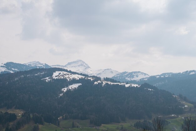 Mooi landschap van rotsachtige bergen bedekt met sneeuw onder de bewolkte hemel in Frankrijk