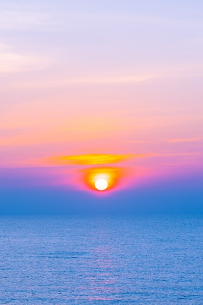 Mooi landschap van zee oceaan voor vakantiereizen en vakantie