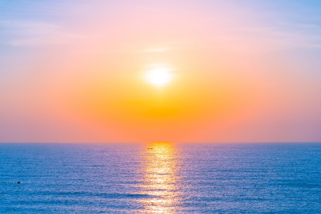 Mooi landschap van zee oceaan voor vakantiereizen en vakantie