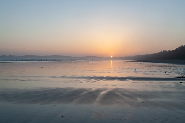 Mooi landschap van zonsondergang op het strand van het Pacific Rim National Park op Vancouver Island, Canada