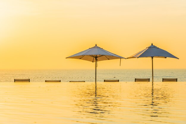 Mooi landschaps openlucht zwembad met paraplu en ligstoel in hoteltoevlucht voor ontspanningstra