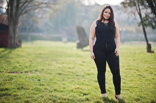 Mooi latino-modelmeisje uit Ecuador draagt zwarte kleding op straat