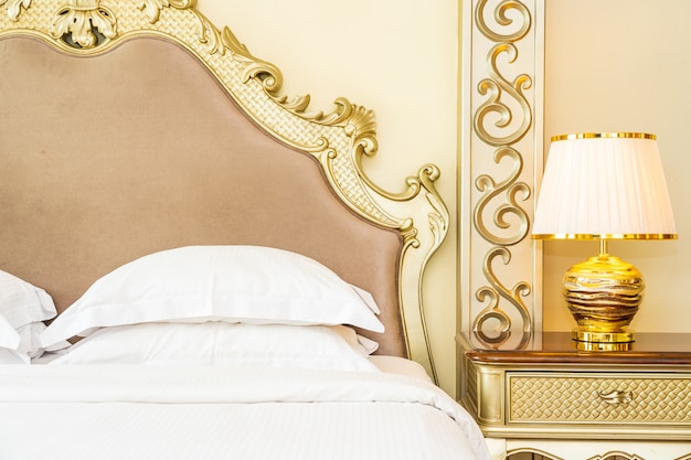 Mooi luxe comfortabel wit hoofdkussen op beddecoratie in slaapkamer