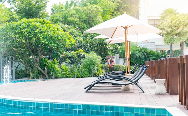 Mooi luxe hotel zwembad resort met paraplu en stoel