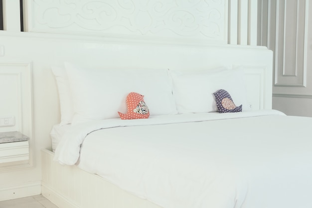 Gratis foto mooi luxe wit hoofdkussen op bed