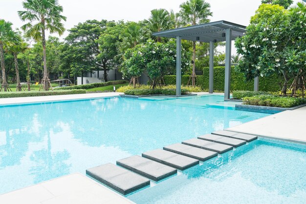 Mooi luxe zwembad met palmboom