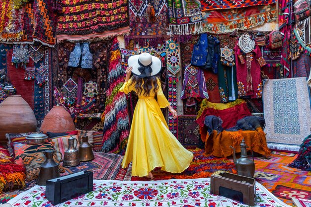 Mooi meisje bij traditionele tapijtwinkel in de stad van Goreme, Cappadocië in Turkije.