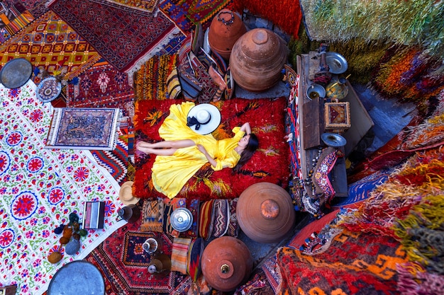 Mooi meisje bij traditionele tapijtwinkel in de stad van Goreme, Cappadocië in Turkije.