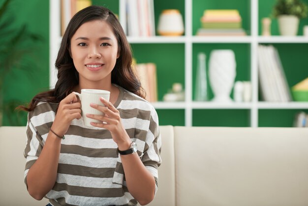 Mooi meisje dat koffie drinkt.