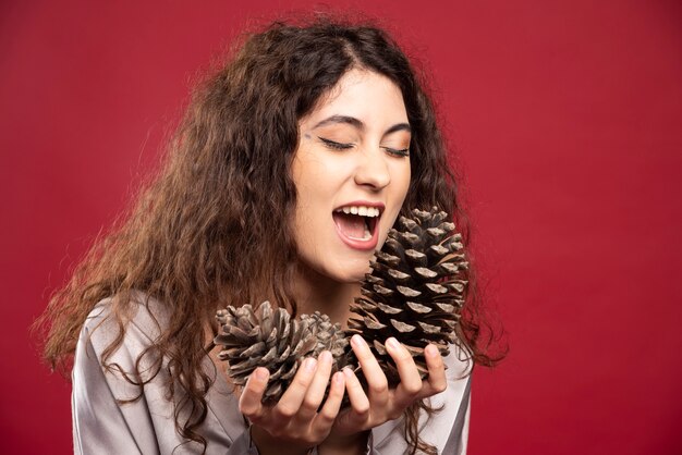 Mooi meisje dat pinecones bekijkt.