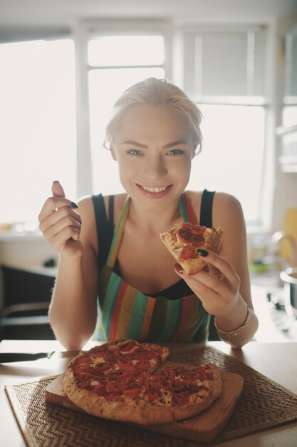 Mooi meisje dat smakelijke pizza eet