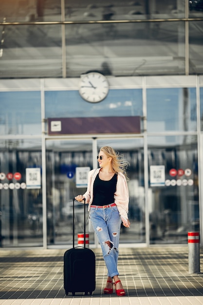 Mooi meisje dat zich in luchthaven bevindt