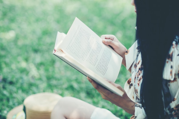 mooi meisje leesboek in het park in de zomerzon licht
