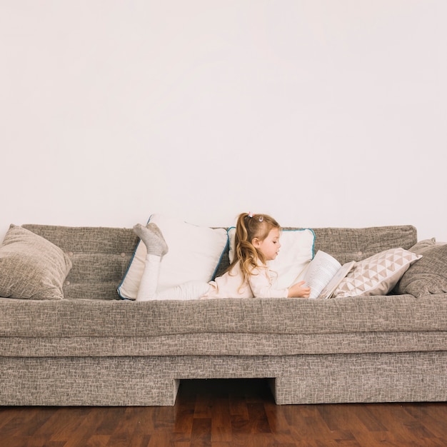 Gratis foto mooi meisje leesboek op bed