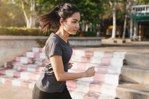 Gratis foto mooi meisje lopen in de stad