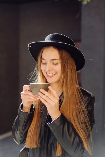 Mooi meisje met koffie in café