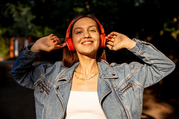 Gratis foto mooi meisje met koptelefoon luisteren muziek