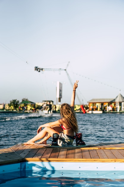 mooi meisje met lang haar met een wakeboard