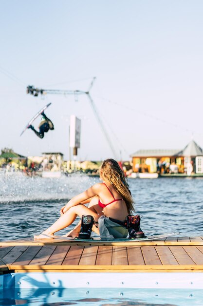 mooi meisje met lang haar met een wakeboard