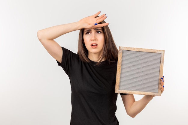 Mooi meisje poseren in studio op witte achtergrond