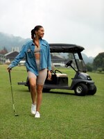 Mooi meisje poseren op de golfbaan