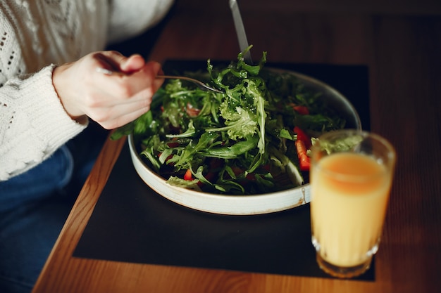 Gratis foto mooi meisje, zittend in een café