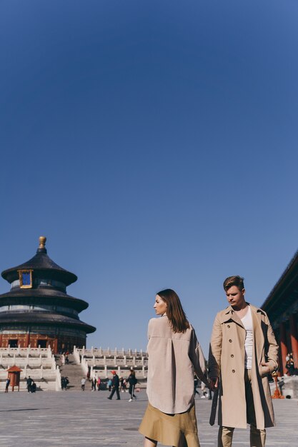 Mooi paar heel erg verliefd tijdens het verkennen van China tijdens hun huwelijksreis