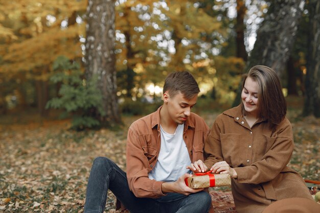 Mooi paar tijd doorbrengen in een herfst park