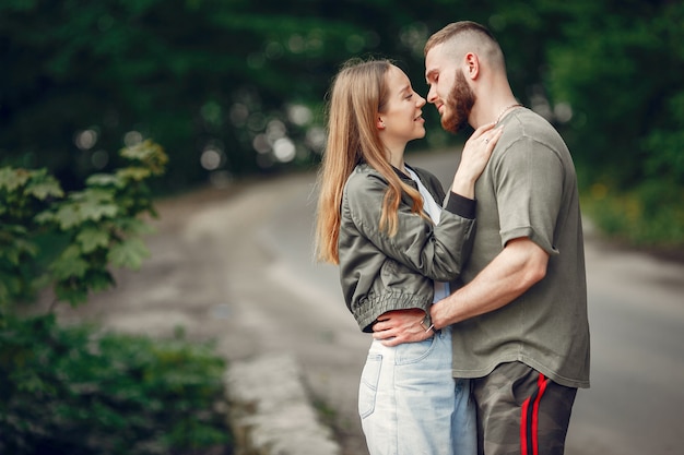 Gratis foto mooi paar tijd doorbrengen op een zomer bos