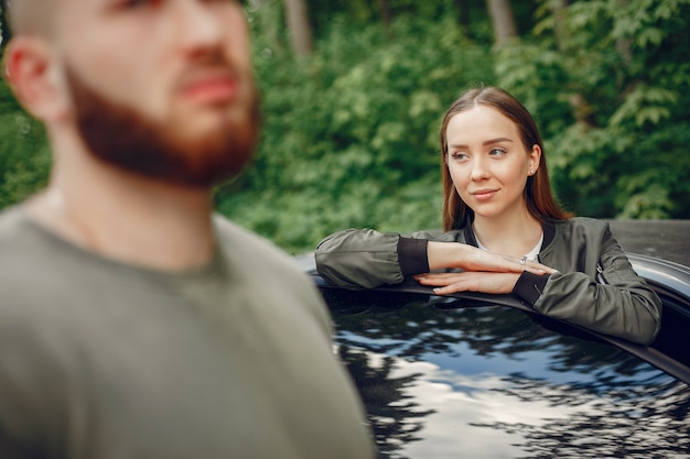 Mooi paar tijd doorbrengen op een zomer bos